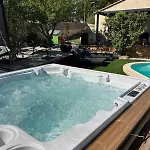 Warm House With Pool And Hot Tub Dom wakacyjny