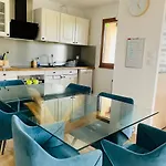 Warm House With Pool And Hot Tub Dom wakacyjny