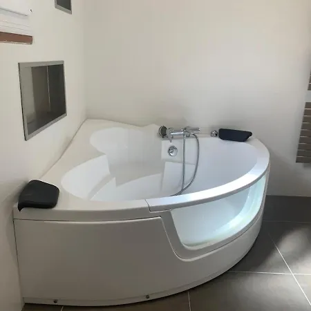 Warm House With Pool And Hot Tub Prázdninový dům Villeveyrac