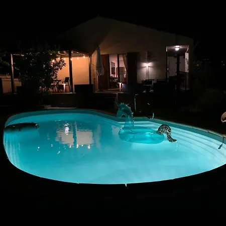 Warm House With Pool And Hot Tub Dom wakacyjny