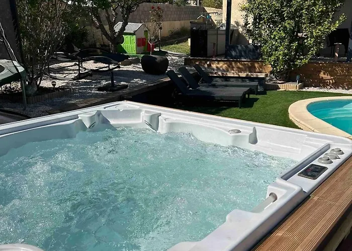 Warm House With Pool And Hot Tub بيت للعطل